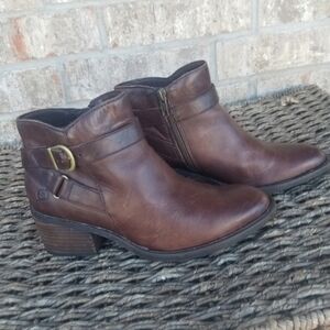 Born F03748 BROWN Leather Ankle Booties (Women 6) Side Zip Boots are classy